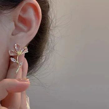 2022 Nowe Proste kolczyki z Kryształowym kwiatem w Korei Południowej Damska moda Styl Liści Uniwersalne Kolczyki